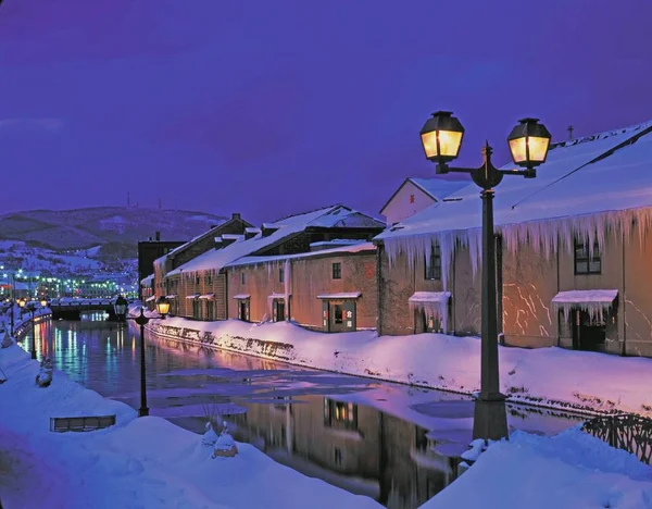 Küçük bir sessiz kasabasında gece kış manzarası