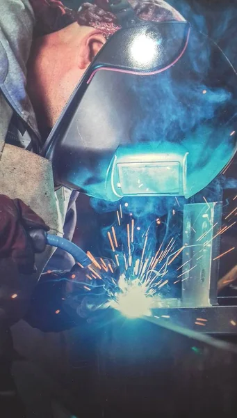 Çelik yapılar yapma süreci sırasında Mag Kaynakçı