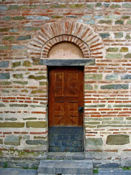 Asırlık kale üzerinde giriş ahşap kapı