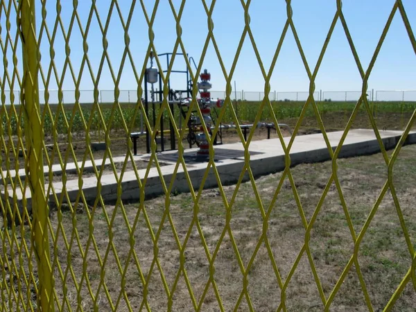 Kırsal alanda düzgün çit gaz kuyuları