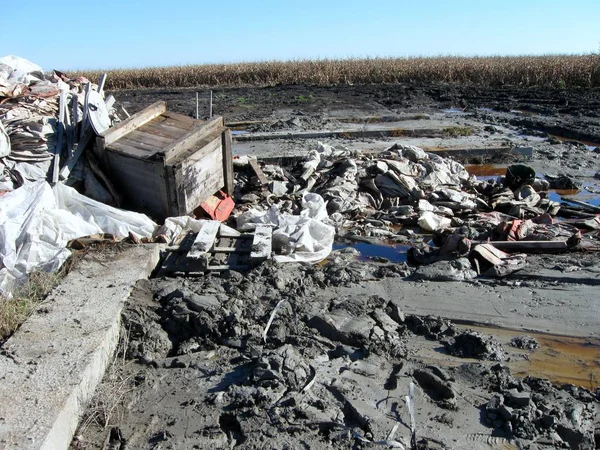 Petrol kuyuları işleri tamamladıktan sonra etrafında yerinde kalan atık