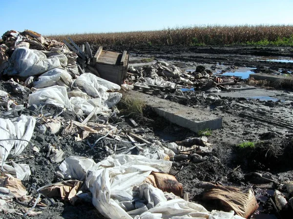 Çöp sitesinde petrol kuyuları işleri tamamladıktan sonra çevresinde