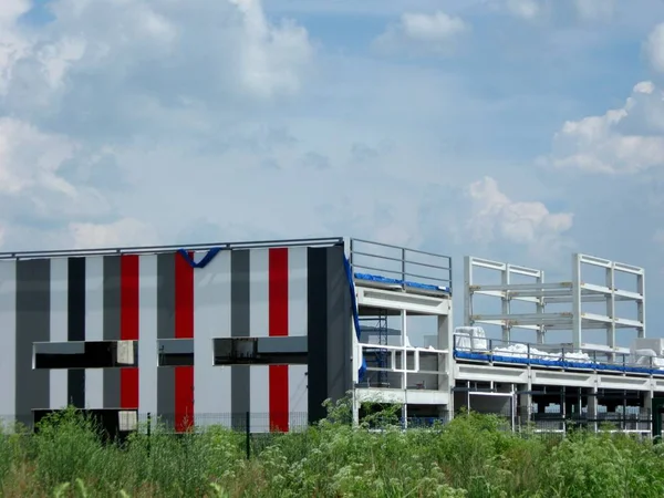 Yeni sanayi bölgesinde prefabrik bina yapım aşamasında.