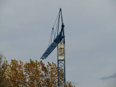 İnşaat alanının üzerinden yükselen vincin görüntüsü