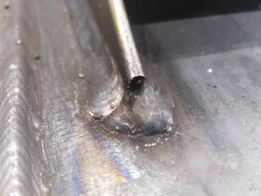 Koruyucu gaz atmosferinde MAG tarafından kaynaklanmış paslanmaz çelik elementi