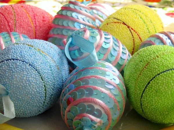 Paskalya yumurtalarını Paskalya bayramlarında bir unsur, sembol ve dekorasyon olarak süsledim.