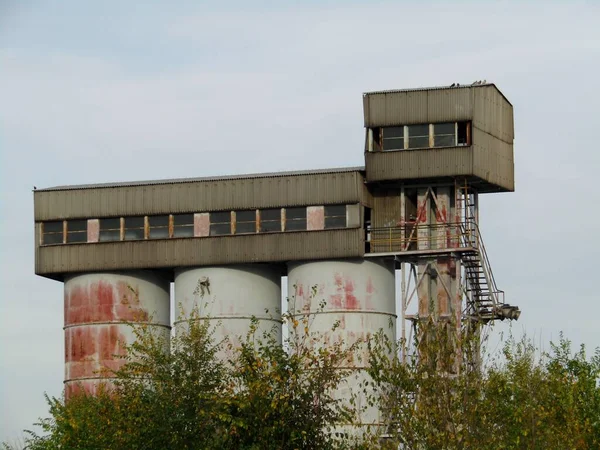工業地帯の古い放棄された部分の古い放棄された工場 — ストック写真