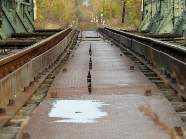 Çelik demiryolu köprüsü hala çalışıyor, nüfusun yoğun olduğu yerin dışında.