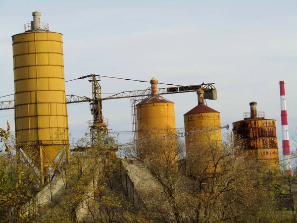 Zicht Oude Grindverwerkingsfabriek Het Oude Verlaten Deel Van Industriezone — Stockfoto