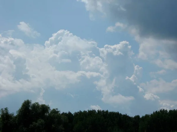Sırbistan 'ın Voyvodina eyaletinde nehrin yukarısındaki bölgede güzel bulutlar var.