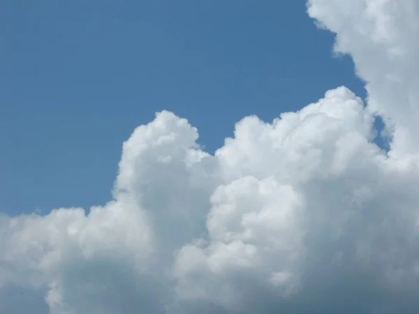 Yaz mevsiminde gökyüzünde güzel bir kontrast