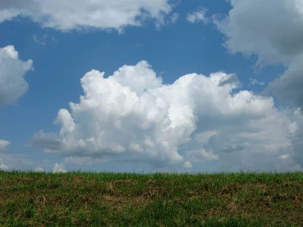 Wolken Van Interessante Vormen Tijdens Het Zomerseizoen — Stockfoto