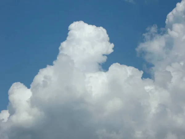 Bulutlar yaz mevsiminde formlarla oynarlar