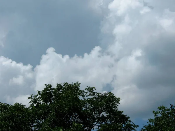 Yaz mevsiminde kötü havayı gösteren bulutlar