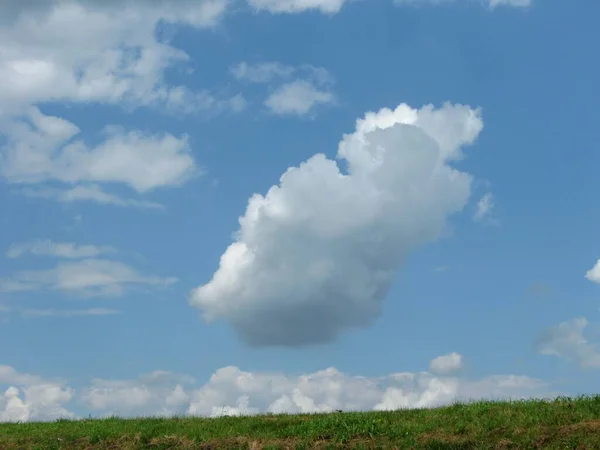 Open Plek Lucht Wolken Tijdens Het Zomerseizoen — Stockfoto