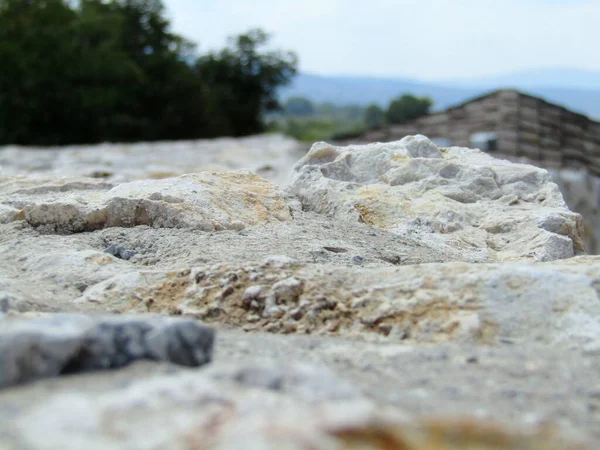 Eski kale taş duvarına bakın.