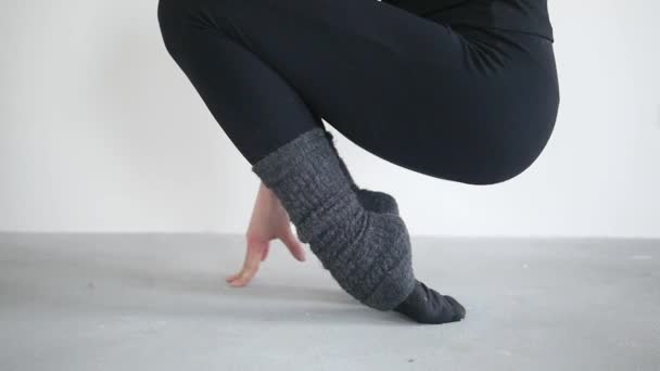 Ноги класичної чоловічої балетної танцівниці в тренуванні . — стокове відео