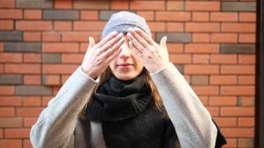 İşaretlerin dili. Kız gözlerini kapatıyor. O, görmek istemiyor. Kulaklarını kapatıyor. - Dinlemek istemiyor. Ağzını kapatıyor. Konuşmak istemiyor.