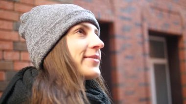 Bir şapka, bir şehir sokak güzel genç bir kadın portresi yüz.