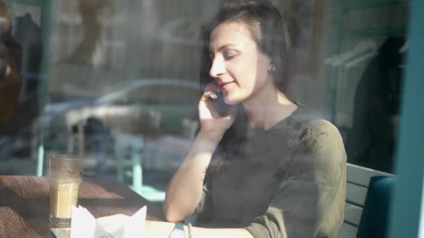 Vakker jente med telefon. Lykkelig tenåring i vinduet med nettbrett . – stockvideo