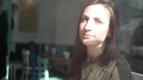 Vakker jente på kafe smiler . – stockvideo