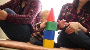 Küçük kız ve ahşap oyuncak blok oynarken kardeşini