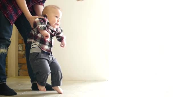 Menino, 1 ano de idade, caminhando seus primeiros passos, dolly shot — Vídeo de Stock