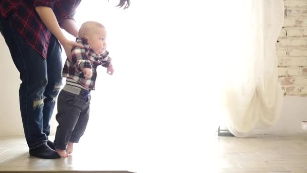 Menino, 1 ano de idade, caminhando seus primeiros passos, dolly shot — Vídeo de Stock