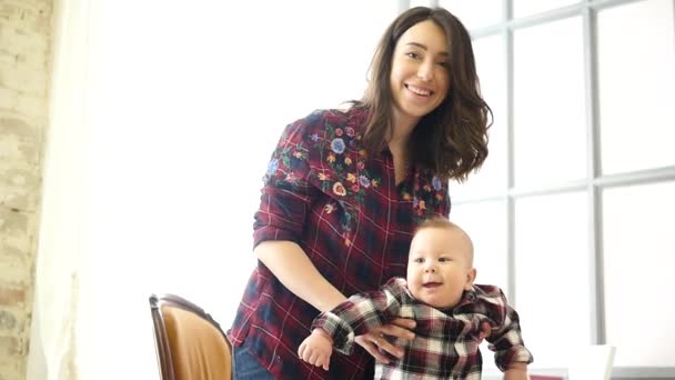 Sorridente giovane madre guardando il suo bambino giocare e strisciare a casa in camera da letto — Video Stock