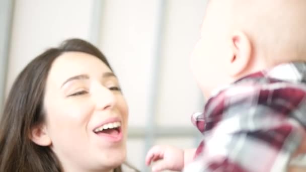 Ευτυχείς γονείς που βρίσκεται με τον γιο τους χαριτωμένο μωρό στο σπίτι bedat στην κρεβατοκάμαρα — Αρχείο Βίντεο