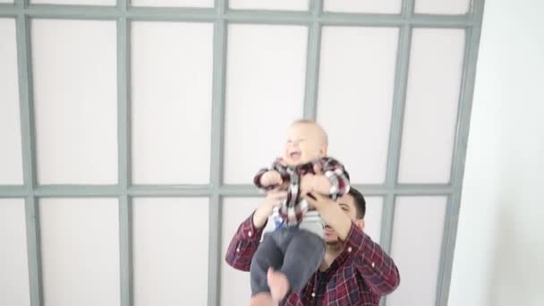 Voando bebê joga com seu pai — Vídeo de Stock