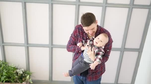 空飛ぶ赤ちゃんを果たしていると彼の父 — ストック動画