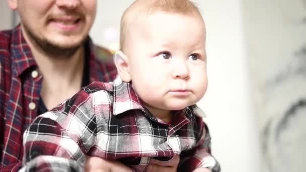 Un padre joven con un hijo alegre de rodillas — Vídeos de Stock