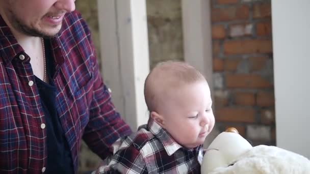 Fliegendes Baby spielt mit seinem Vater — Stockvideo