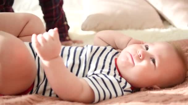A gyermek feküdt a kanapén, és mosolyogva — Stock videók