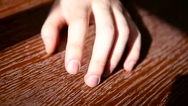 Felnőtt férfi kéz ujj menetvágó-ra táblázat - valami vár — Stock videók