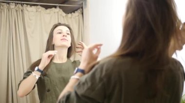 Güzel kız Aynaya bakar ve saçlarını kuralları