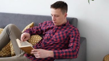 Adam kanepede kitap okuma