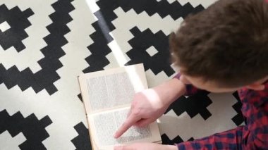 Adam kanepede kitap okuma