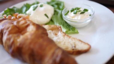 Mutlu genç aile mutfakta kahvaltı. Besleyici bir yemek. Yüksek çözünürlüklü görüntüleri