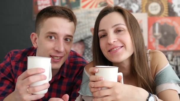 Genç çift yatak, mutlu gülümseme kadın adam aşık, aşk romantik sabah yavaş kahve içmek — Stok video