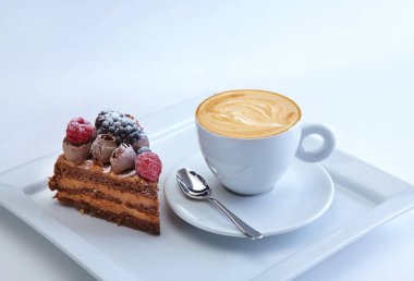 Parça çikolatalı pasta wieh yabani çilek exellent capucino bardak ile hizmet