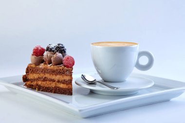 Yabani çilek ile çikolatalı pastadan exellent capucino bardak ile görev yaptı.