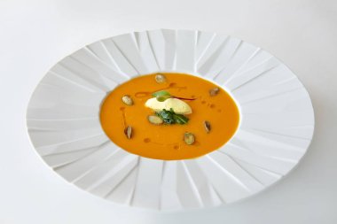 Tereyağı ve fıstık küçük parça ile lezzetli balkabağı çorbası