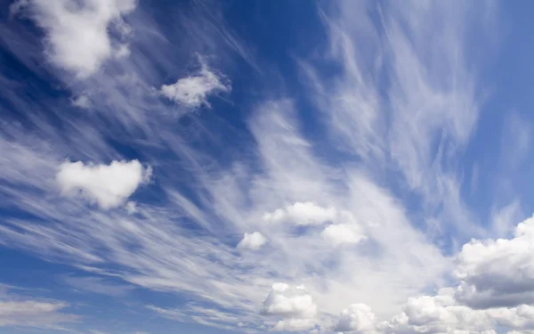 Skyscape. Zomer scene. Blauwe lucht en witte wolken — Stockfoto