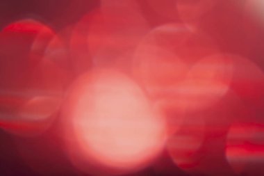 Soyut kırmızı bokeh, kırmızı parlak arkaplan, bulanık. Parlak ışık noktaları.