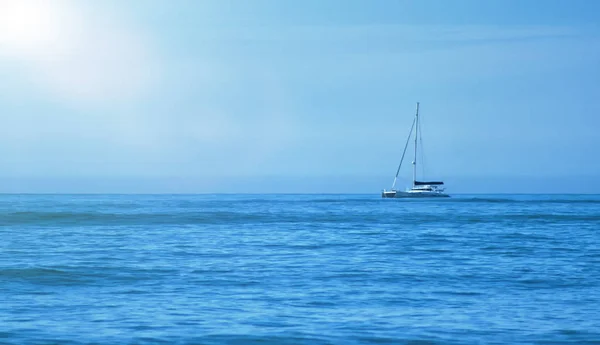 Yacht Solitario Mare Aperto Orizzonte Blu — Foto Stock