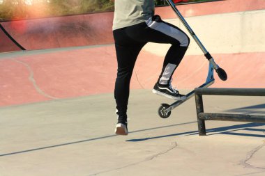 Genç kaykaycı cesaretle bir kaykay üzerinde aşırı atlar yapar