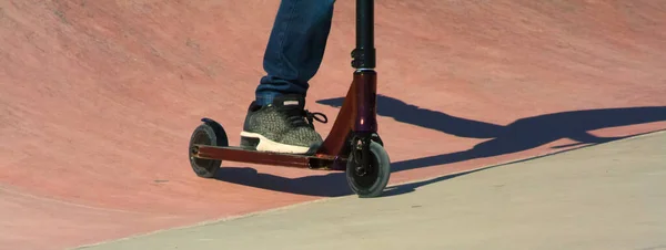 Teenage Skateboardåkare Gör Djärvt Extrema Hopp Skateboard — Stockfoto