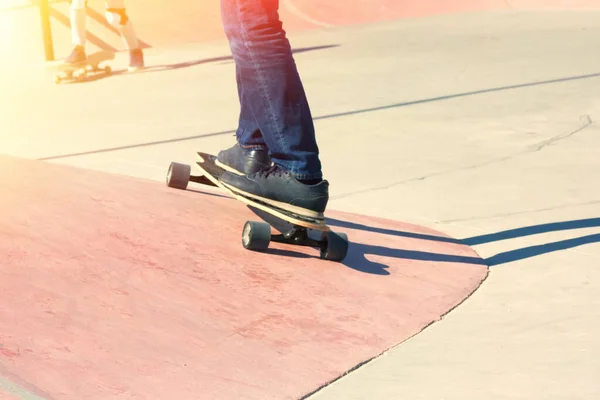 Adolescent Skateboarder Fait Audacieusement Des Sauts Extrêmes Sur Une Planche — Photo